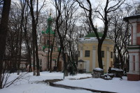 Вид на церкви Александра Свирского (справа) и Иоанна Лествичника (слева)