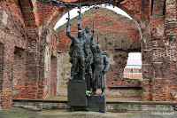Памятник защитникам крепости в годы Великой Отечественной войны в разрушенном храме