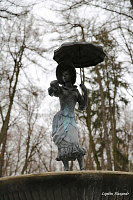 Фонтан «Девушка с зонтиком»