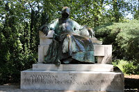 Парк Варошлигет в Будапеште Замок Вайдахуняд Памятник Анонимусу