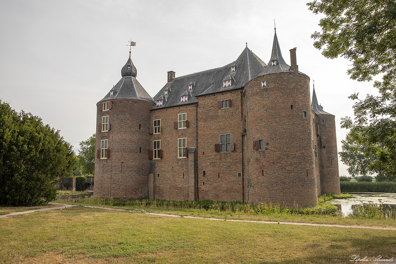 Замок Аммерсоен (Kasteel Ammersoyen) - Аммерзоден (Ammerzoden) - Нидерланды (Nederland)