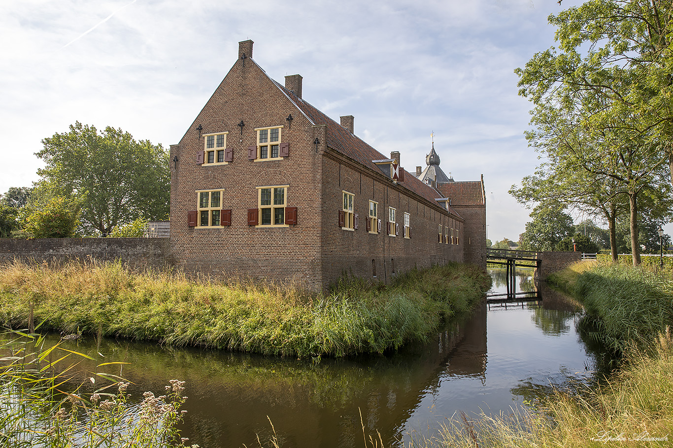 Замок Аммерсоен (Kasteel Ammersoyen) - Аммерзоден (Ammerzoden) - Нидерланды (Nederland)