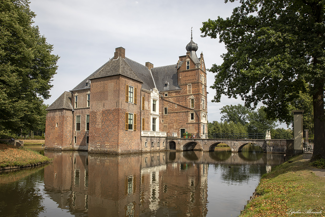 Замок Каненбург (Kasteel Cannenburch) - Ваассен (Vaassen) - Нидерланды (Nederland)