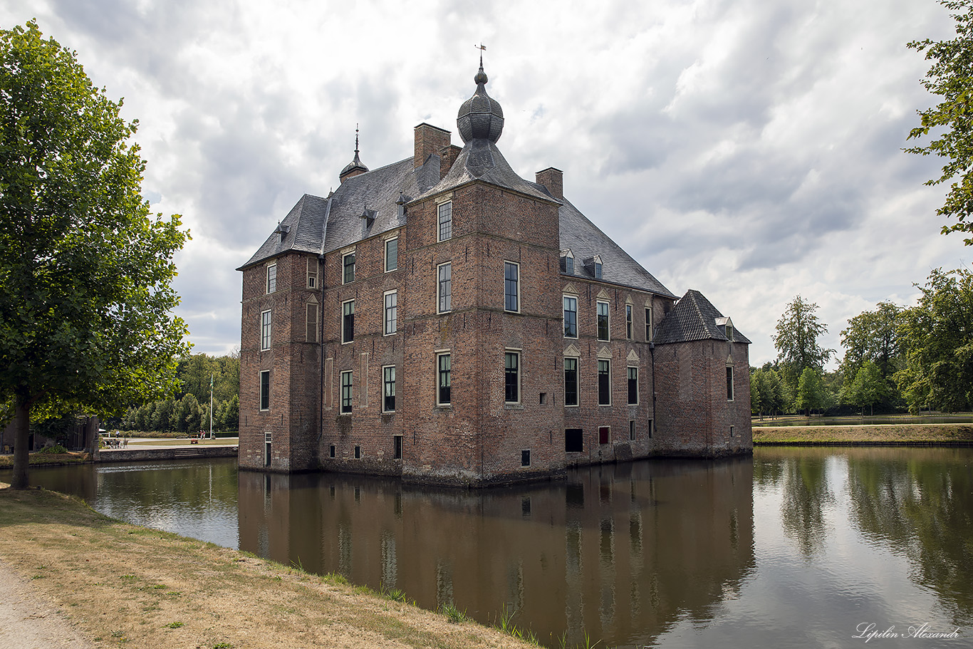 Замок Каненбург (Kasteel Cannenburch) - Ваассен (Vaassen) - Нидерланды (Nederland)