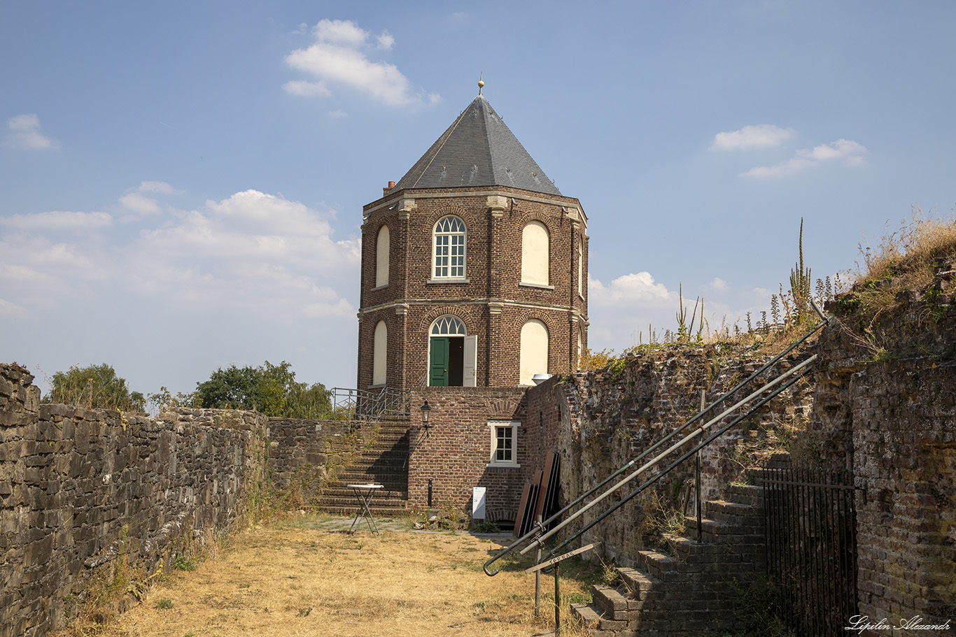 Замок Монфор (Kasteel Montfort)   Монфорт (Montfort)