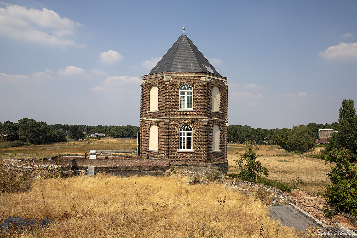 Замок Монфор (Kasteel Montfort)   Монфорт (Montfort)