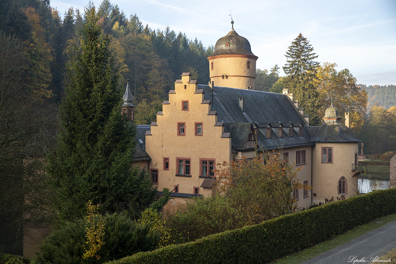 Замок Меспельбрунн (Schloss Mespelbrunn) - Меспельбрунн (Mespelbrunn) - Германия (Deutschland)