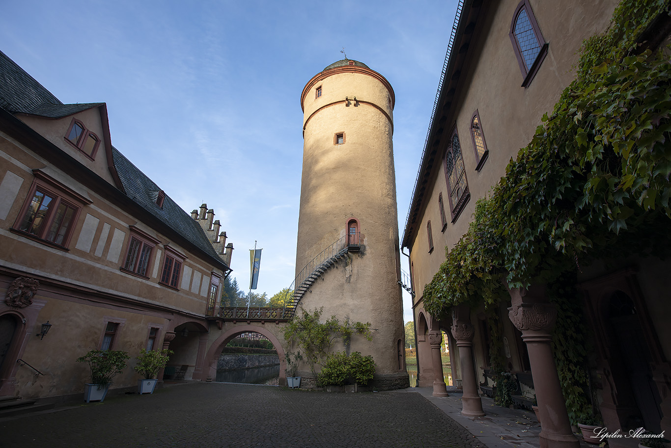 Замок Меспельбрунн (Schloss Mespelbrunn) - Меспельбрунн (Mespelbrunn) - Германия (Deutschland)