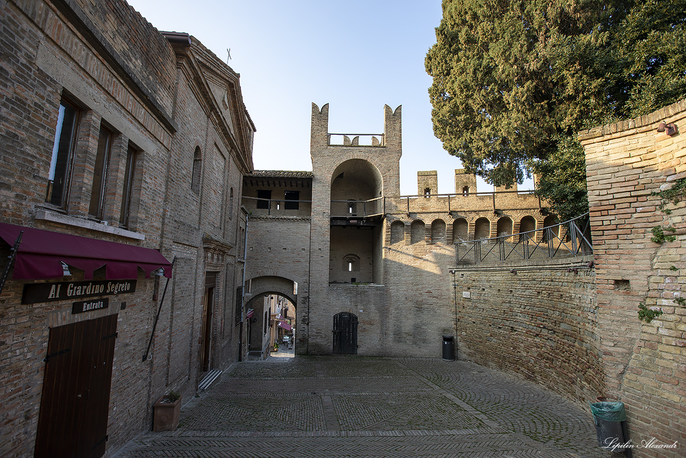 Замок Градара (Castello di Gradara) - Градара (Gradara) - Италия (Italia)