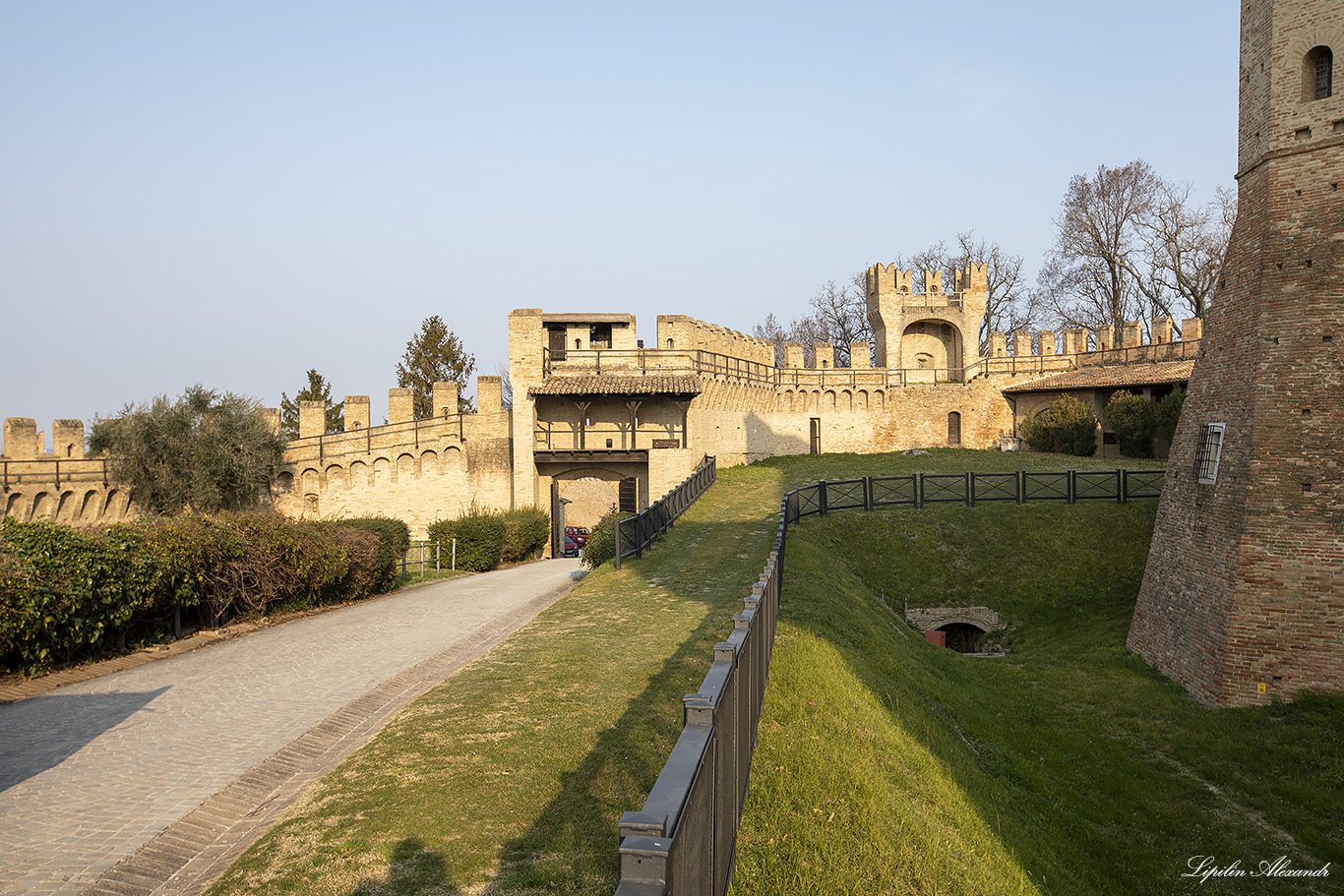 Замок Градара (Castello di Gradara) - Градара (Gradara) - Италия (Italia)