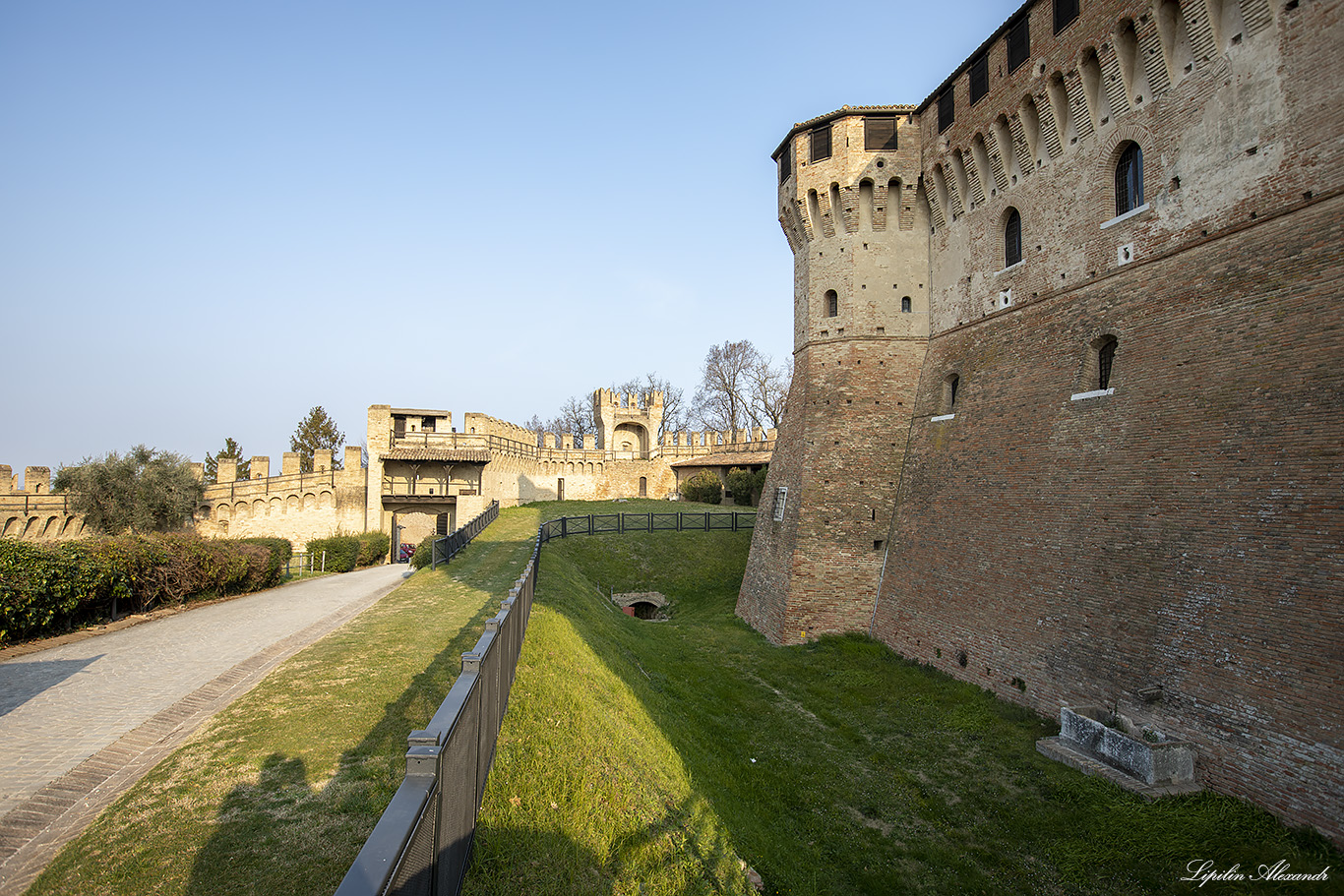 Замок Градара (Castello di Gradara) - Градара (Gradara) - Италия (Italia)