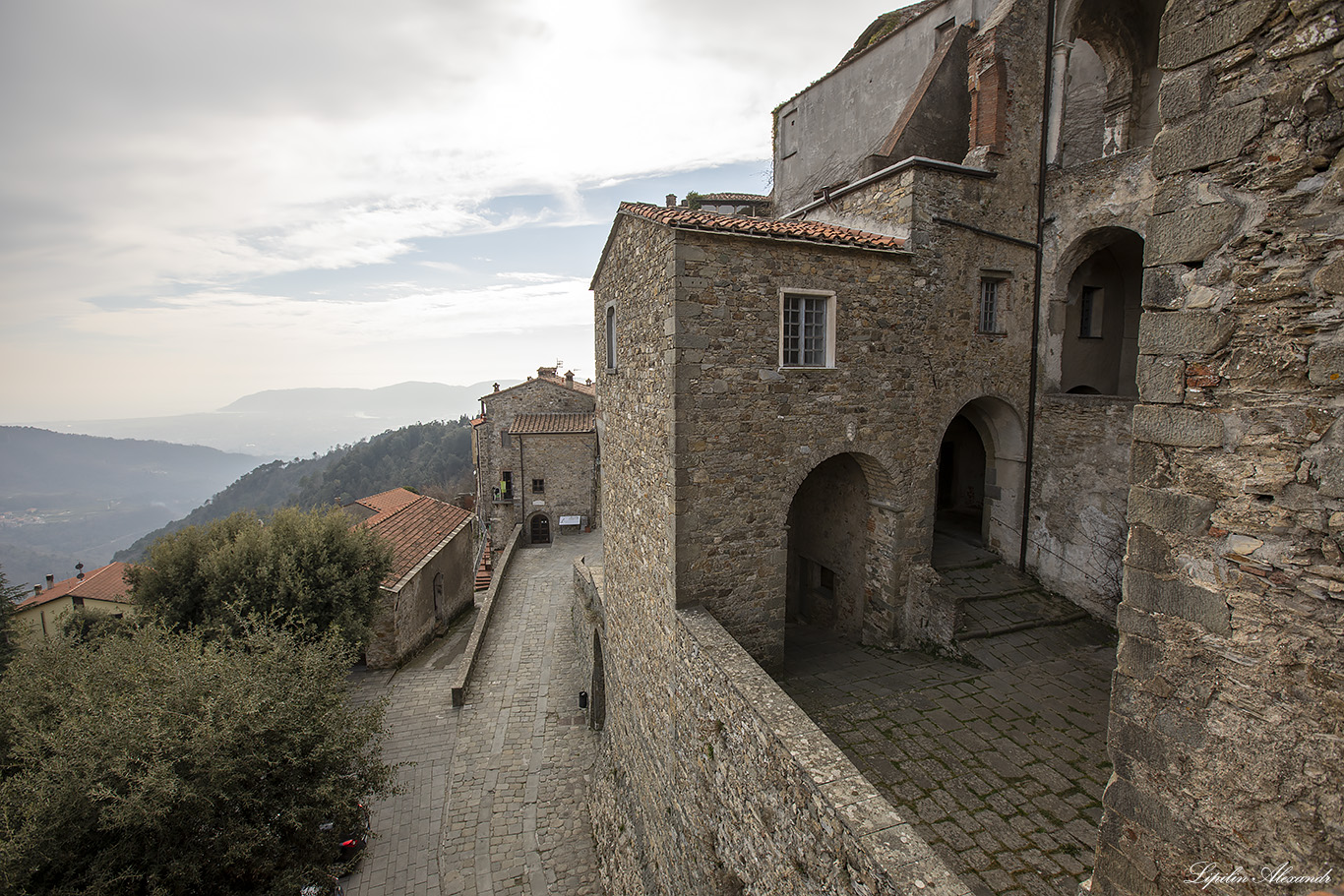 Замок Маласпина (Castello Malaspina)