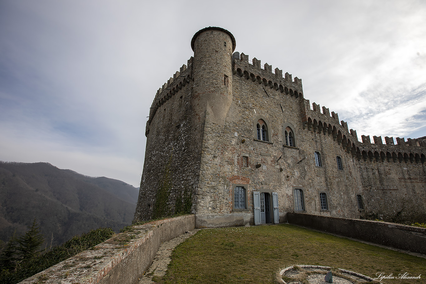 Замок Маласпина (Castello Malaspina)