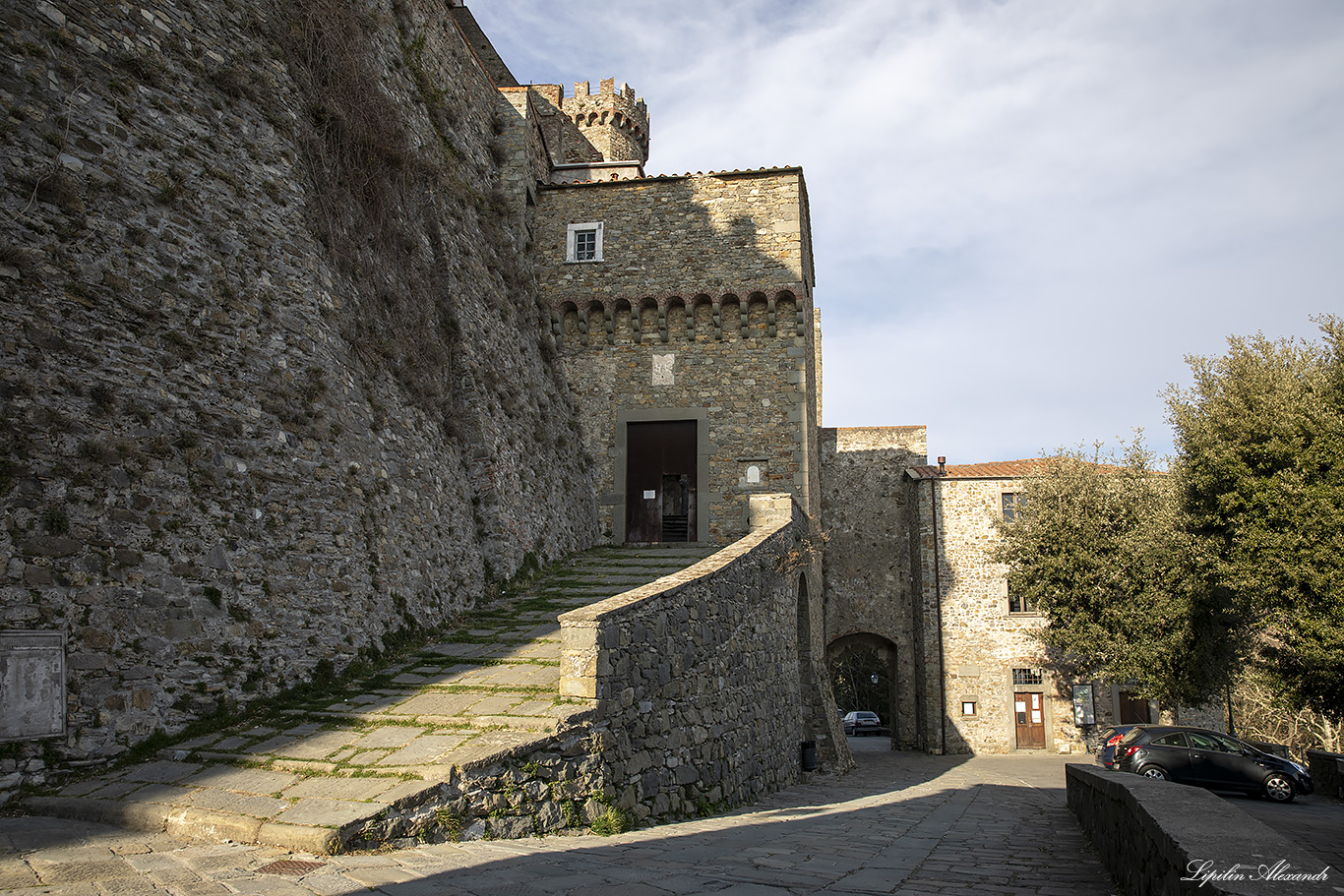 Замок Маласпина (Castello Malaspina)