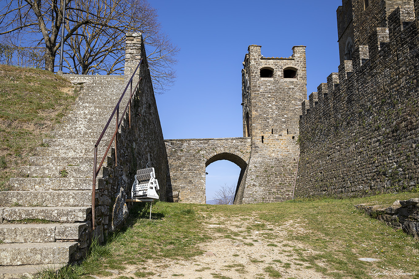 Замок Поппи (Castello di Poppi) - Поппи (Poppi) - Италия (Italia)