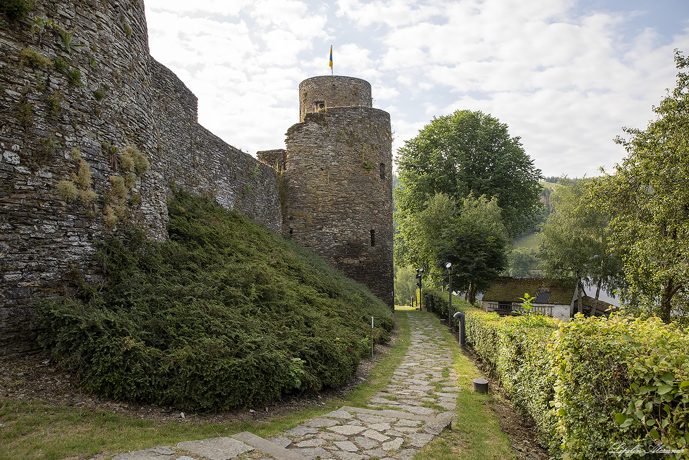 Замок Бург-Ройланд ( Chateau de Burg-Reuland) 