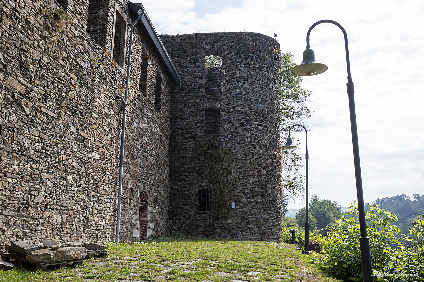 Замок Бург-Ройланд ( Chateau de Burg-Reuland) 