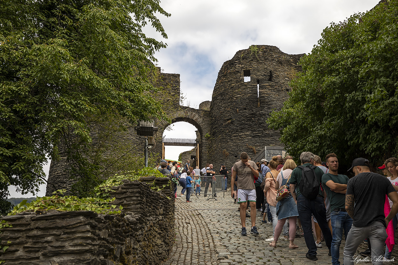 Феодальный замок Ла-Рош-Ан-Арденн (The Feudal Castle of La Roche-en-Ardenne)  - Ла-Рош-ан-Арден (La Roche-en-Ardenne)