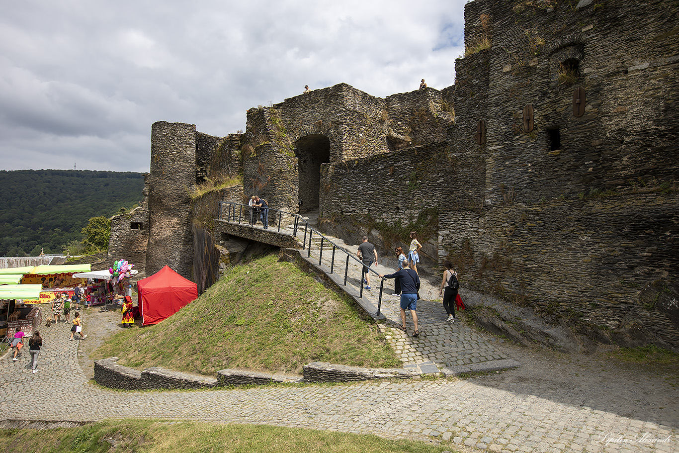 Феодальный замок Ла-Рош-Ан-Арденн (The Feudal Castle of La Roche-en-Ardenne)  - Ла-Рош-ан-Арден (La Roche-en-Ardenne)