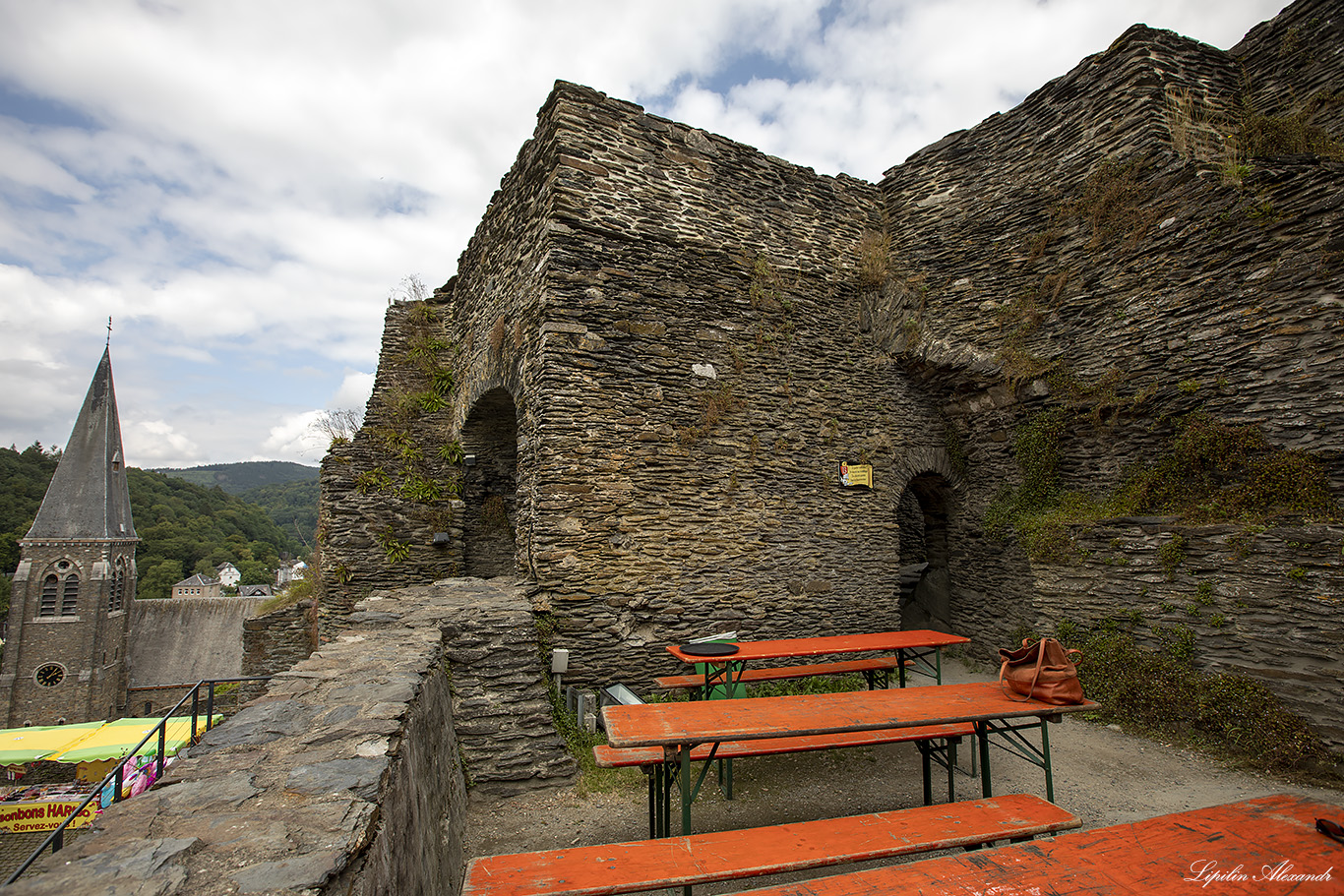 Феодальный замок Ла-Рош-Ан-Арденн (The Feudal Castle of La Roche-en-Ardenne)  - Ла-Рош-ан-Арден (La Roche-en-Ardenne)