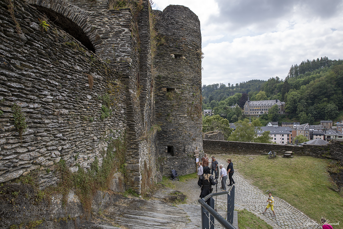 Феодальный замок Ла-Рош-Ан-Арденн (The Feudal Castle of La Roche-en-Ardenne)  - Ла-Рош-ан-Арден (La Roche-en-Ardenne)