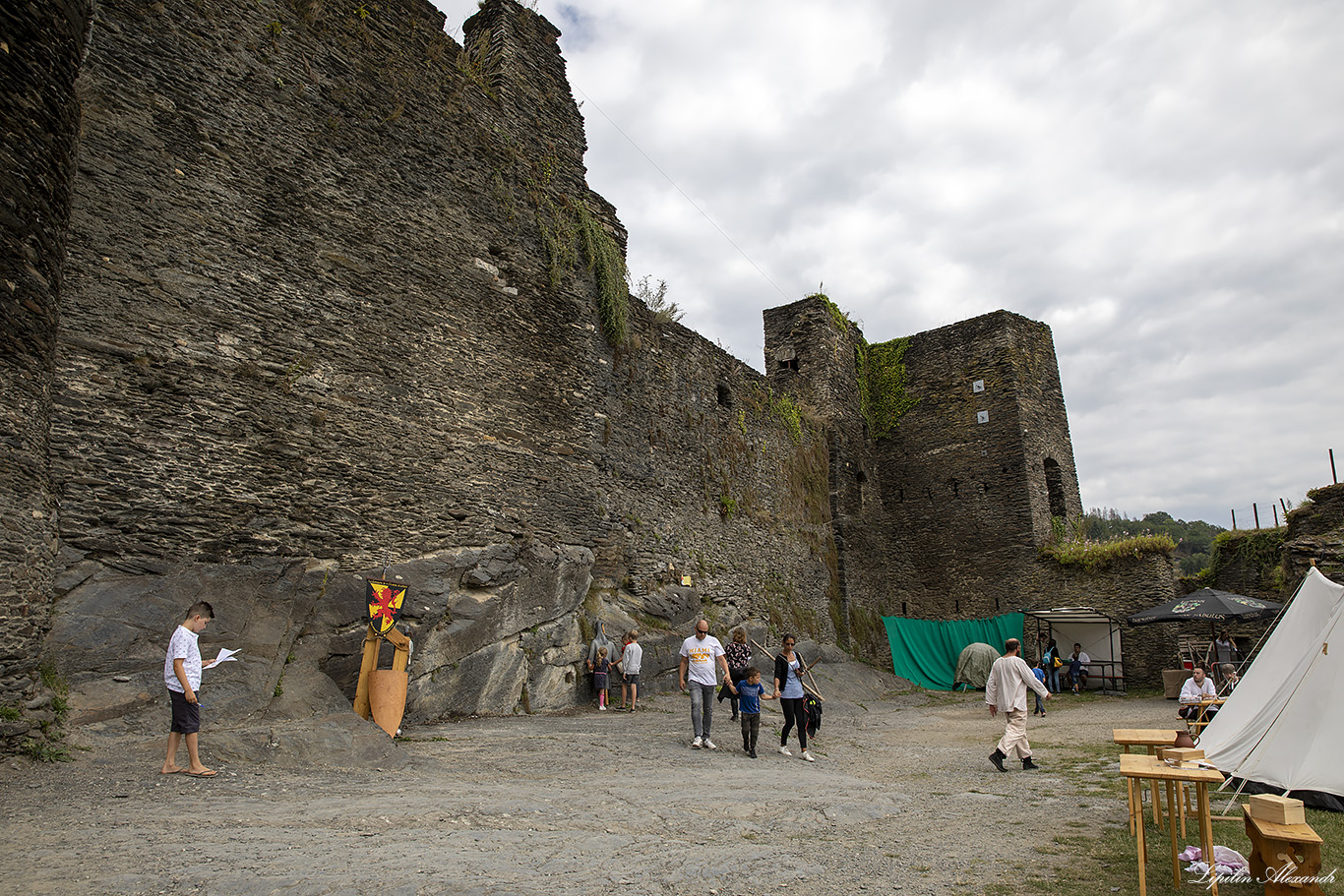 Феодальный замок Ла-Рош-Ан-Арденн (The Feudal Castle of La Roche-en-Ardenne)  - Ла-Рош-ан-Арден (La Roche-en-Ardenne)