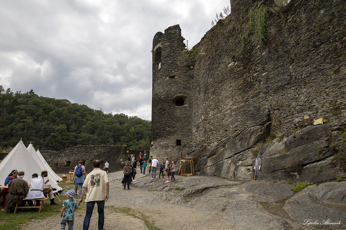 Феодальный замок Ла-Рош-Ан-Арденн (The Feudal Castle of La Roche-en-Ardenne)  - Ла-Рош-ан-Арден (La Roche-en-Ardenne)