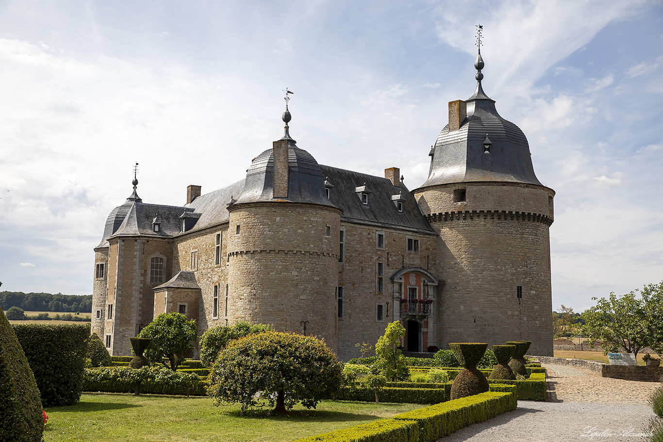 Замок Лаво-Сент-Анн (Chateau de Lavaux-Sainte-Anne)