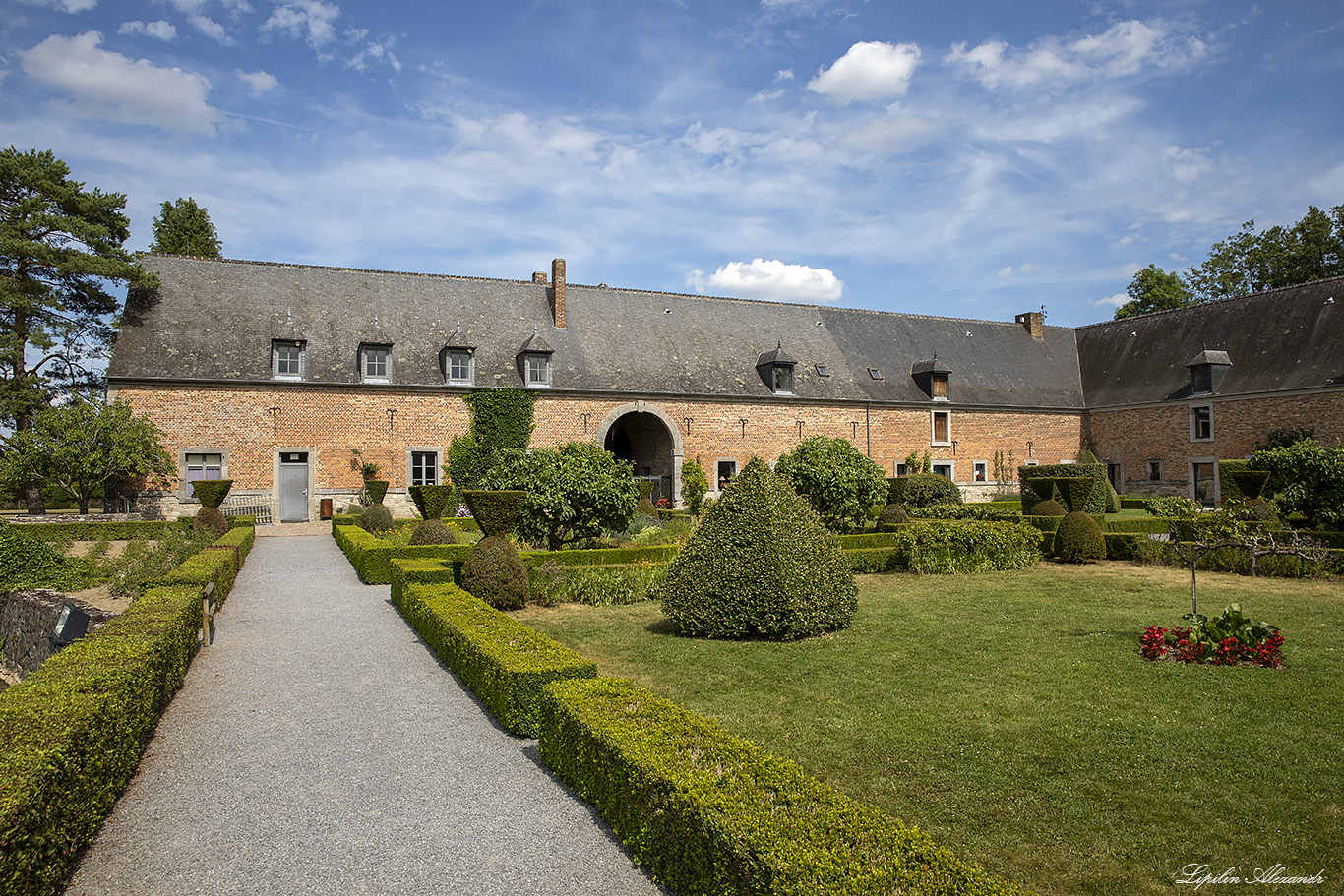 Замок Лаво-Сент-Анн (Chateau de Lavaux-Sainte-Anne)