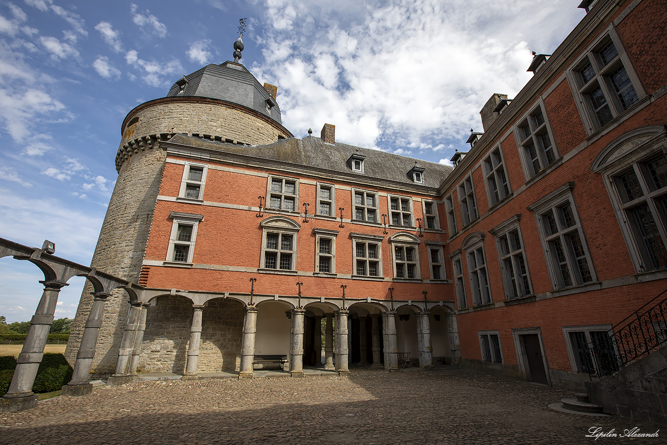 Замок Лаво-Сент-Анн (Chateau de Lavaux-Sainte-Anne)