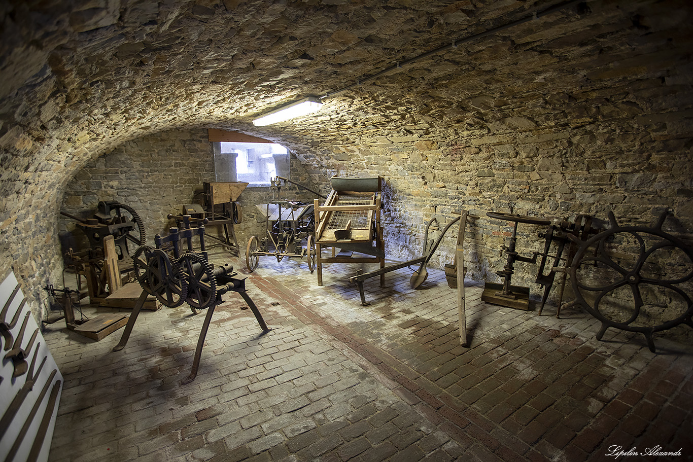 Замок Лаво-Сент-Анн (Chateau de Lavaux-Sainte-Anne)