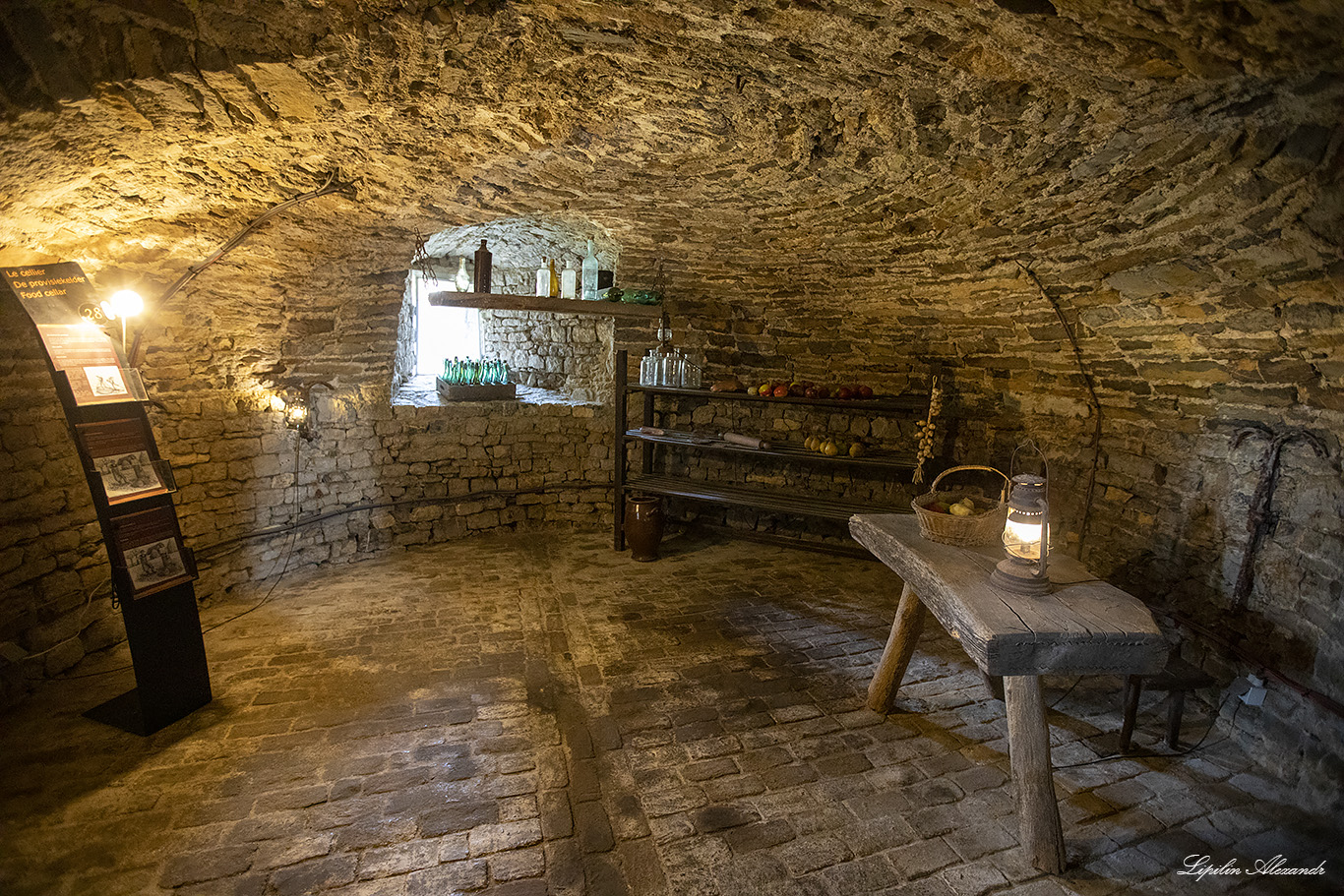 Замок Лаво-Сент-Анн (Chateau de Lavaux-Sainte-Anne)