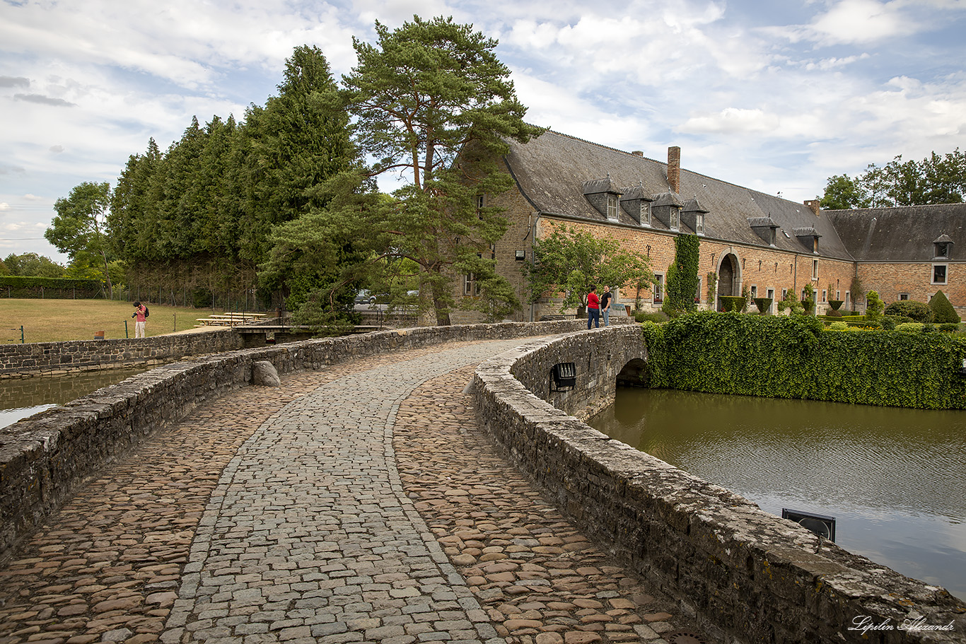 Замок Лаво-Сент-Анн (Chateau de Lavaux-Sainte-Anne)