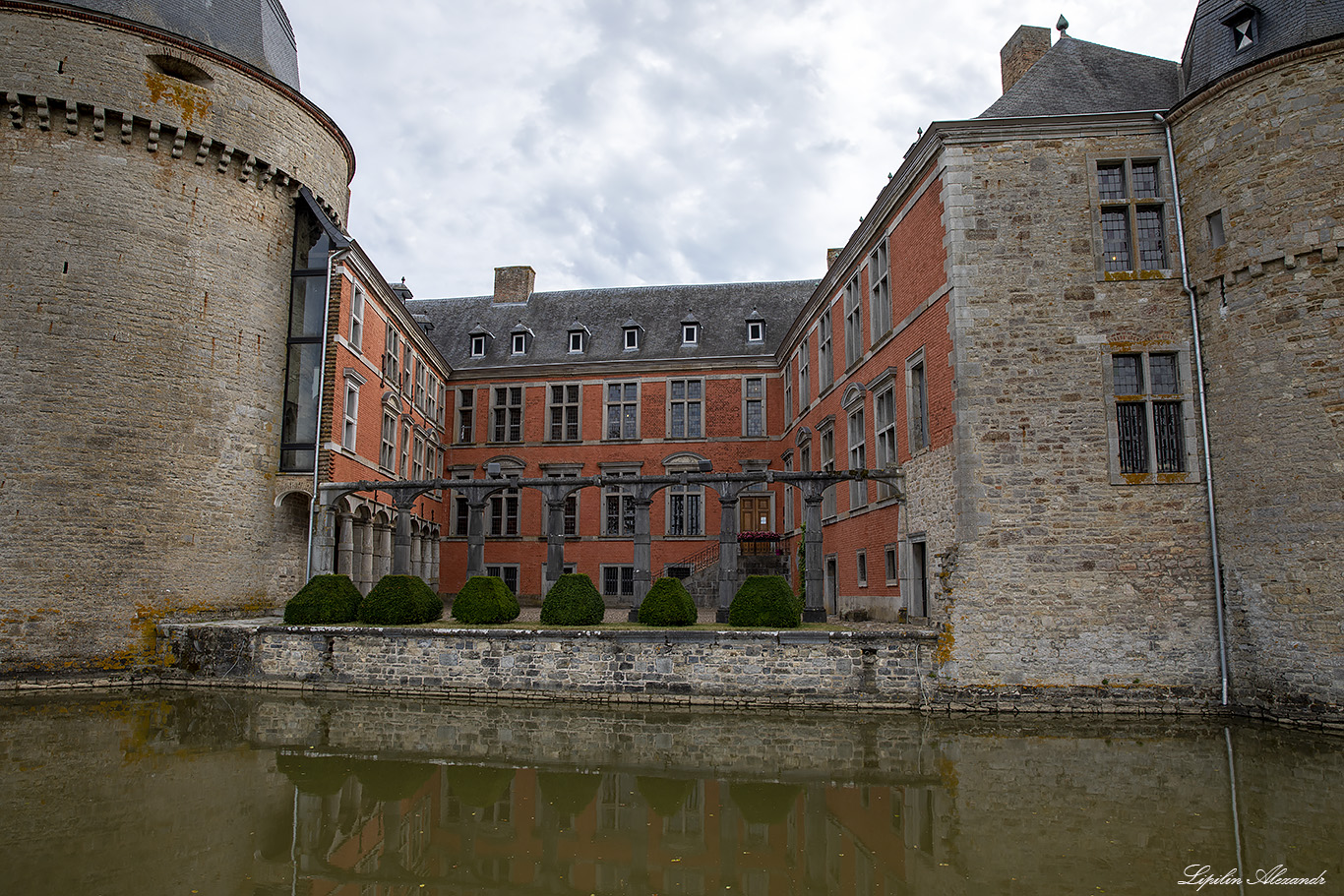 Замок Лаво-Сент-Анн (Chateau de Lavaux-Sainte-Anne)