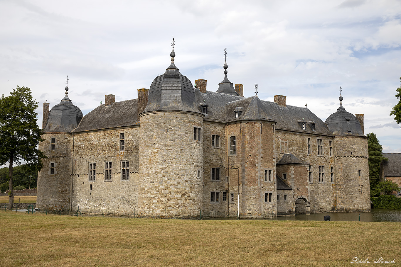 Замок Лаво-Сент-Анн (Chateau de Lavaux-Sainte-Anne)