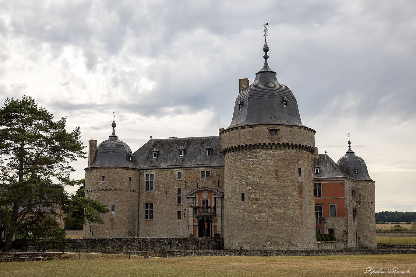 Замок Лаво-Сент-Анн (Chateau de Lavaux-Sainte-Anne)