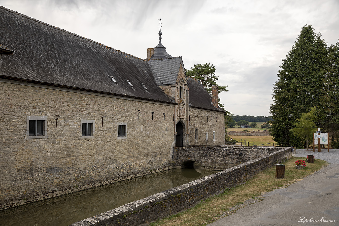 Замок Лаво-Сент-Анн (Chateau de Lavaux-Sainte-Anne)