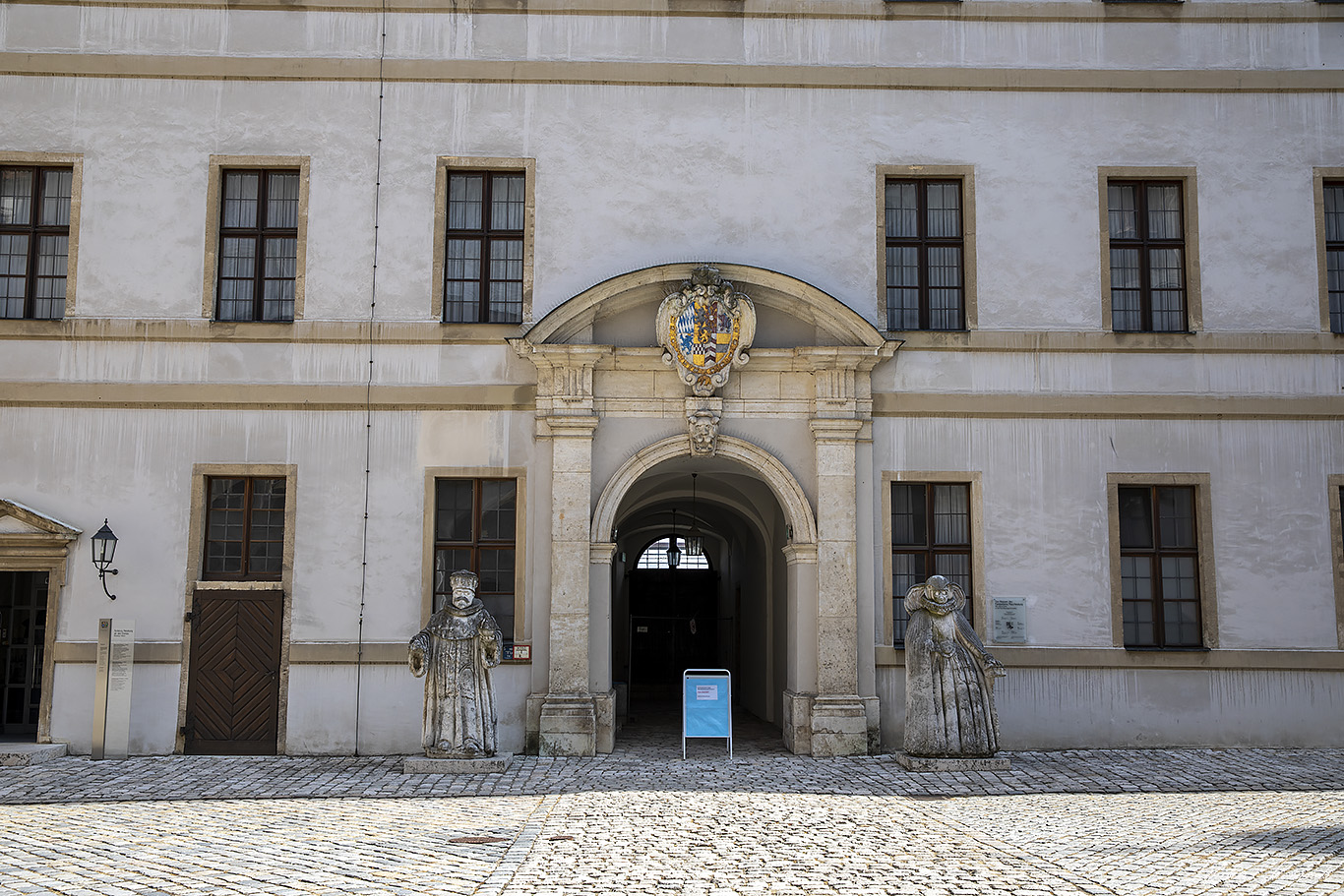 Нойбургский замок (Schloss Neuburg)