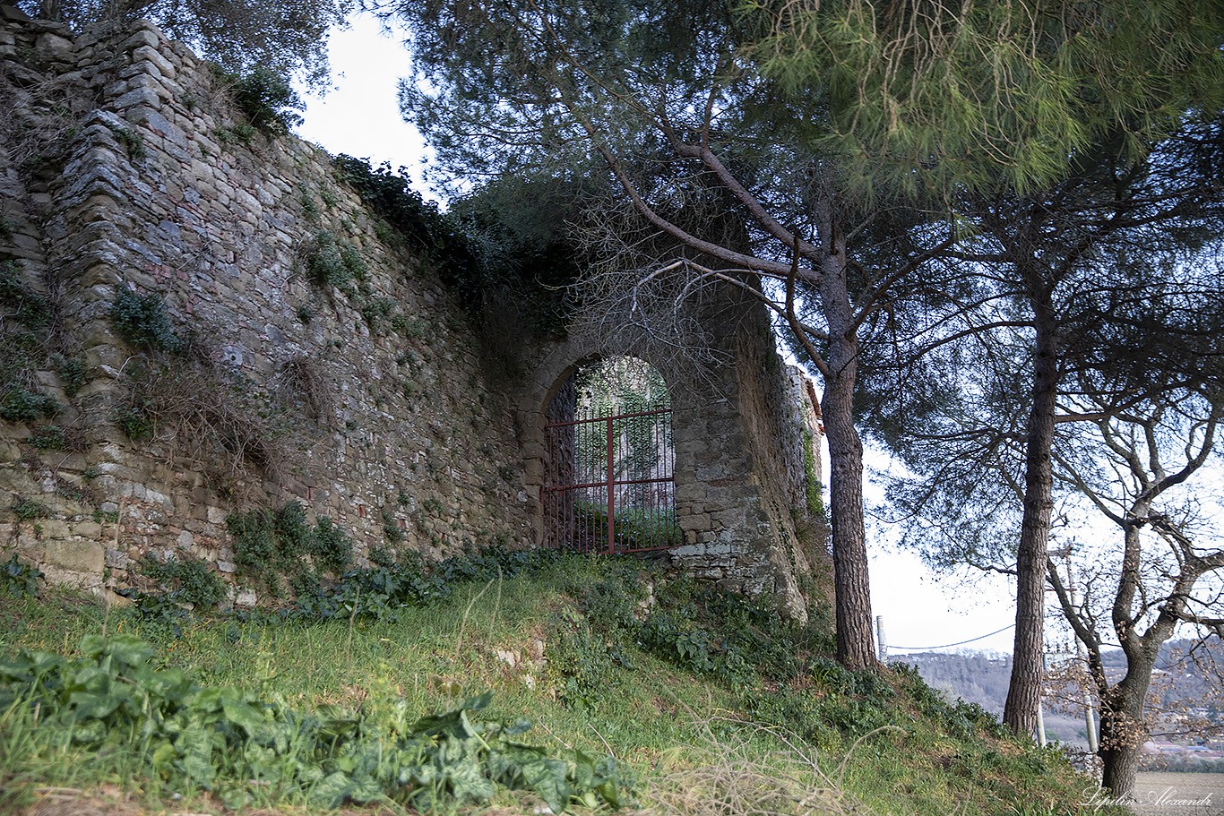 Руины замка Зоццо (Ruins of Zocco Castle)