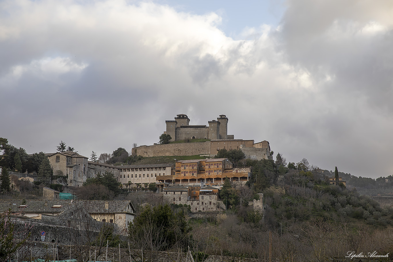 Замок Альборноциана (Rocca Albornoziana)