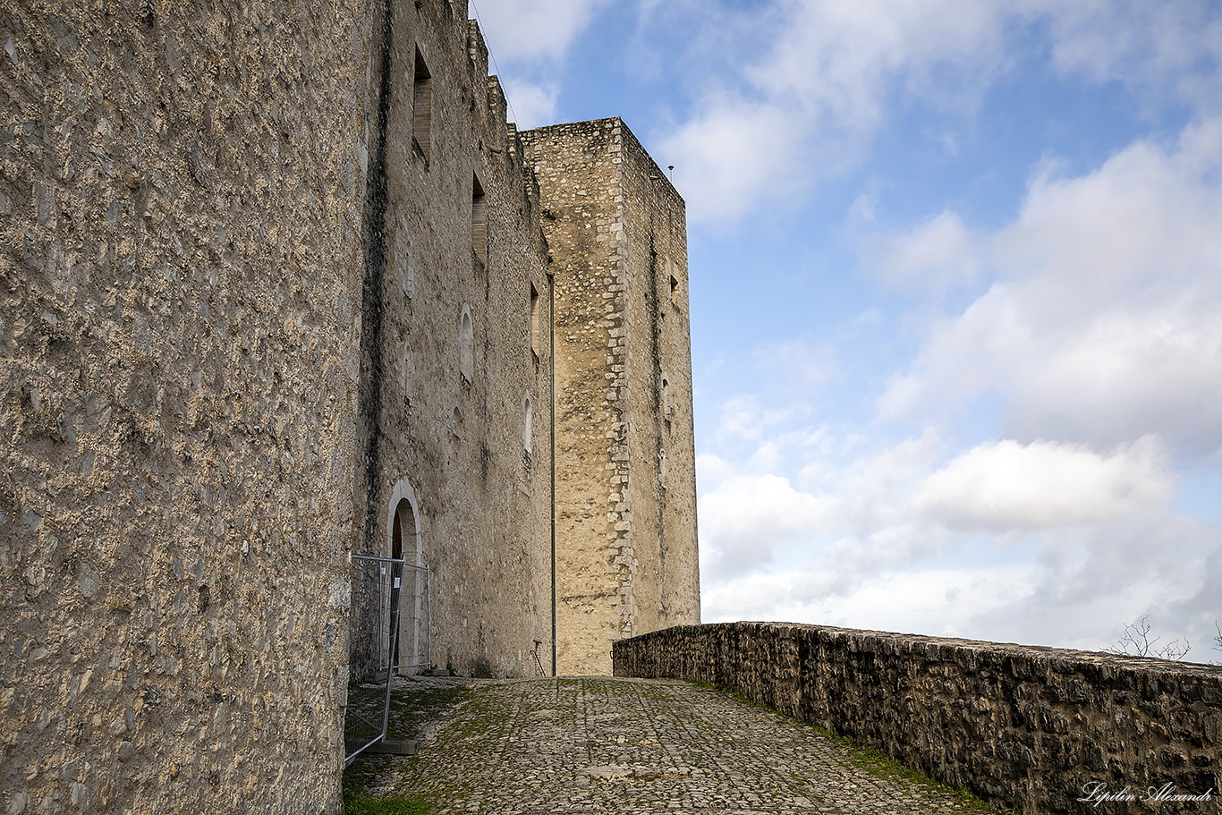 Замок Альборноциана (Rocca Albornoziana)