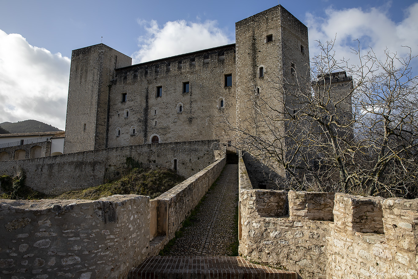 Замок Альборноциана (Rocca Albornoziana)