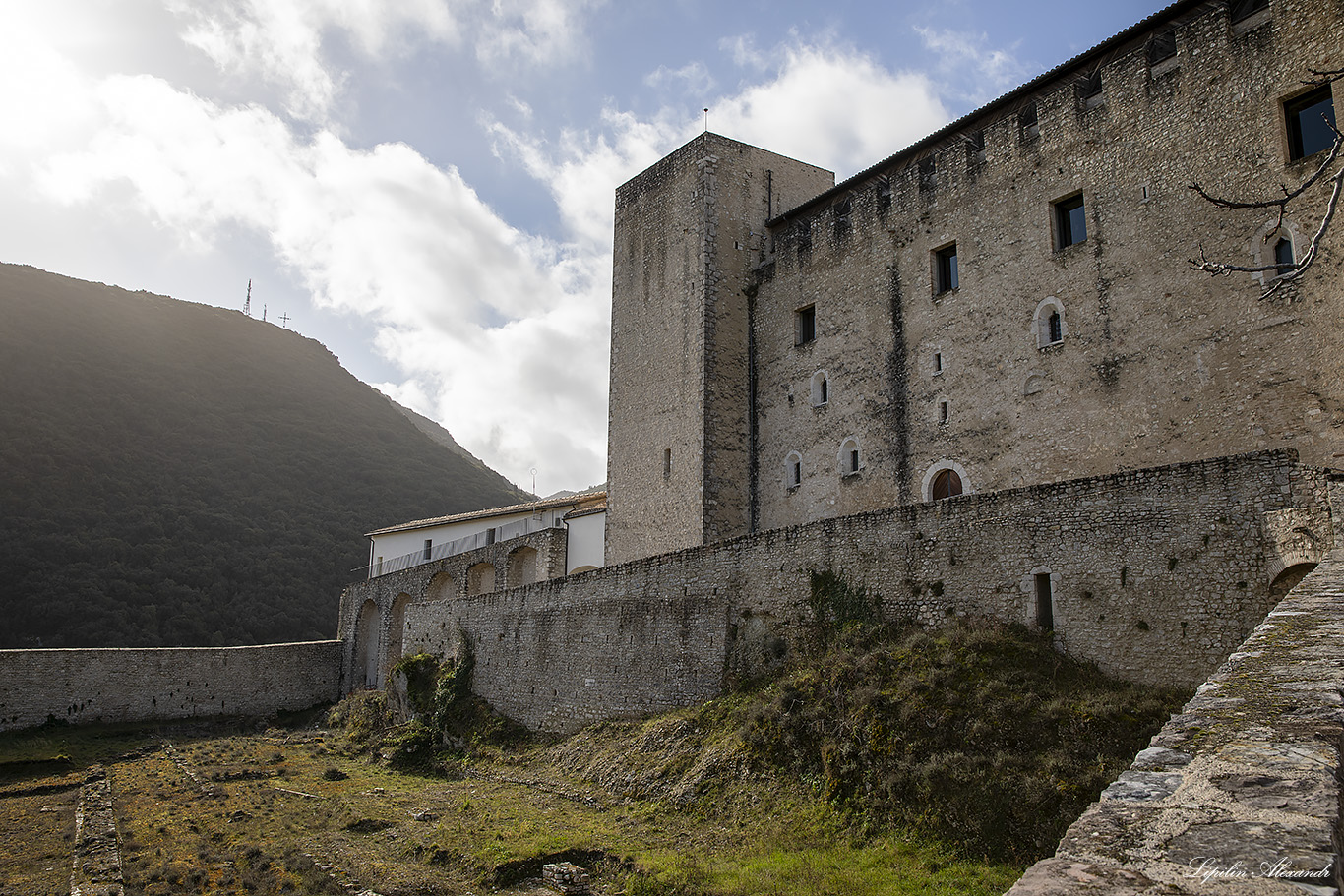 Замок Альборноциана (Rocca Albornoziana)