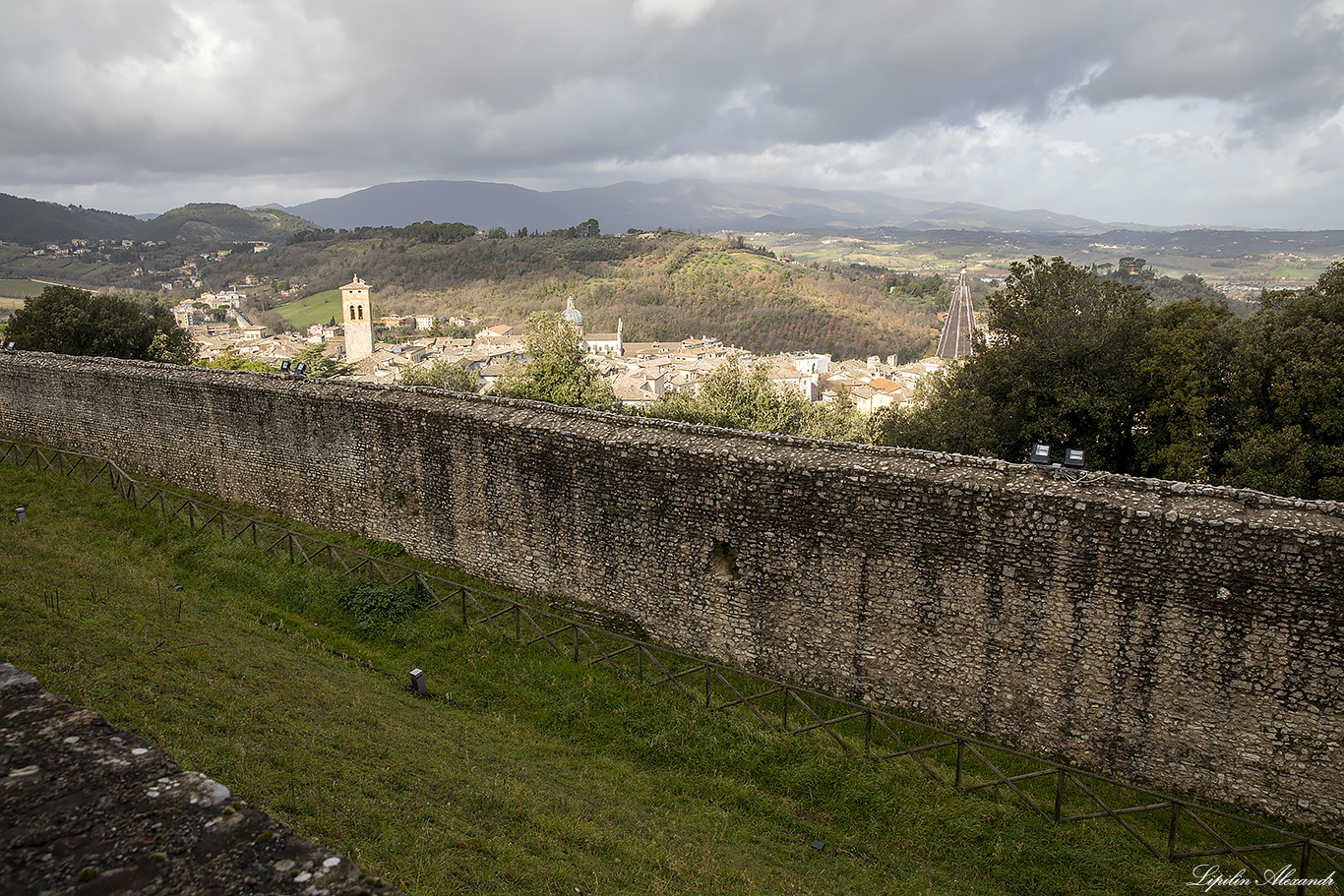 Замок Альборноциана (Rocca Albornoziana)