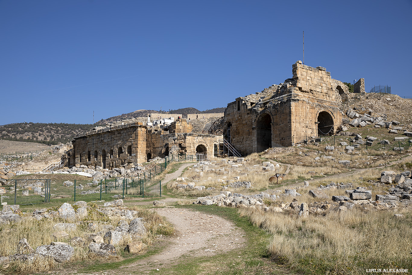 Археологический музей Иераполиса (Hierapolis Arkeoloji Müzesi) - Амфитеатр античного Иераполиса (Hierapolis Ancient Theatre)