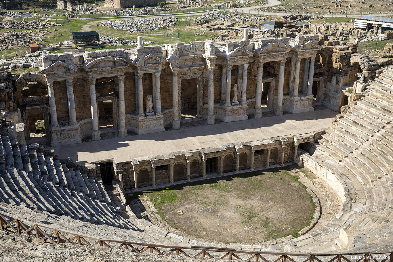 Археологический музей Иераполиса (Hierapolis Arkeoloji Müzesi) - Амфитеатр античного Иераполиса (Hierapolis Ancient Theatre)