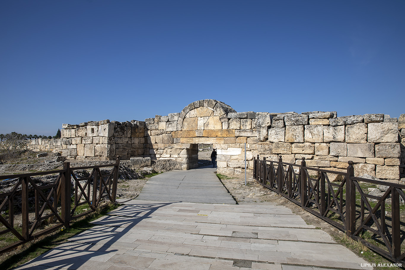 Археологический музей Иераполиса (Hierapolis Arkeoloji Müzesi) - Амфитеатр античного Иераполиса (Hierapolis Ancient Theatre)