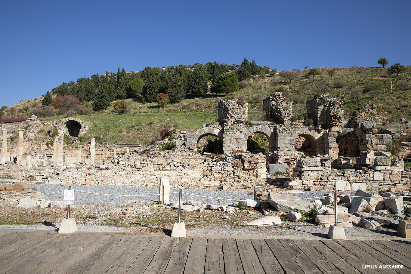 Руины древнего города Эфес (Efes Antik Kenti Ust Giriş) 