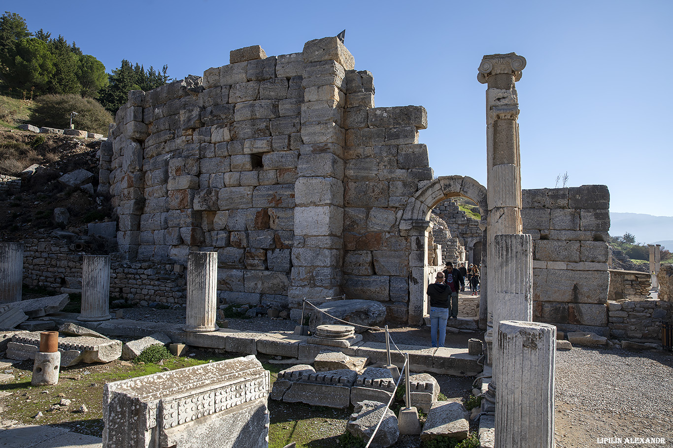 Руины древнего города Эфес (Efes Antik Kenti Ust Giriş) 