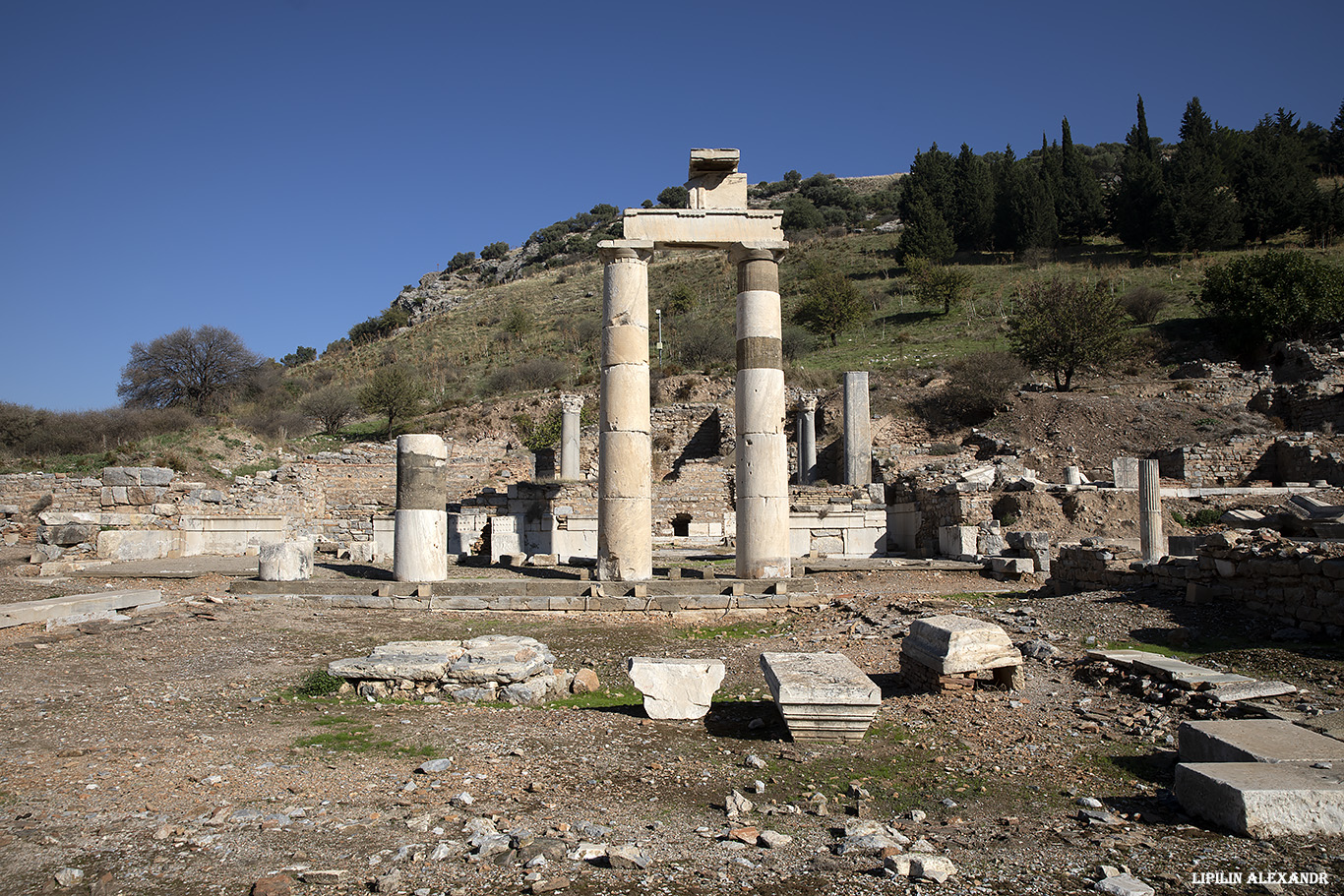 Руины древнего города Эфес (Efes Antik Kenti Ust Giriş) 